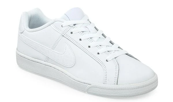 zapatilla Nike Court Royale blanca sobre fondo blanco